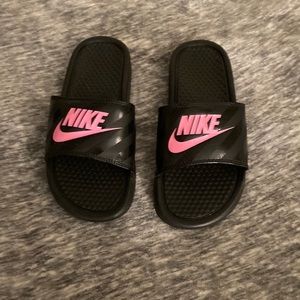 NIKE SLIDES